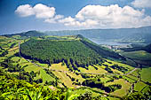 Azzorre, Isola di San Miguel - Escursione a Sete Cidades.  Lungo il sentiero che percorre la cresta della Caldeira das Sete Cidades. Vista verso l'interno della caldera. 
